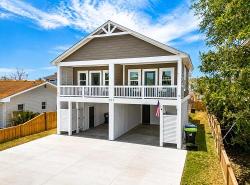 4-Min Walk to Carolina Beach | Pet-Friendly | Sleeps 9 | Free Parking in Carolina Beach