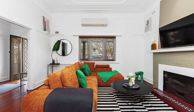 4BR Bedford Home - Chic Lounge & Garden Deck in Bedford