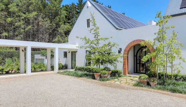 5-Bedroom Forest Getaway with Jacuzzi & Views
