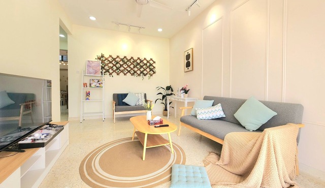 5 Star Landed Home Petaling Jaya Seksyen 17, 4-bedroom house with AC and WiFi in Petaling Jaya
