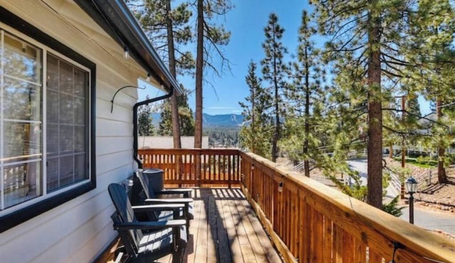 5B Cabin 10 min to Ski Resorts w/Game Room & Spa! in Big Bear