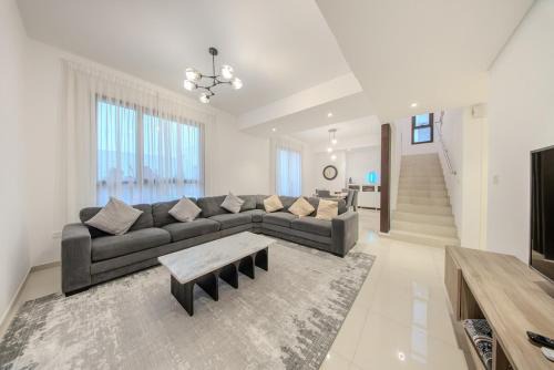 5BR Private Pool Villa in Sharjah - BBQ Area - Nasma