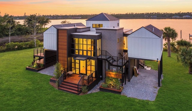 A Luxury Bayfront Retreat with a Resort-Style Pool & Private Dock in Panama City