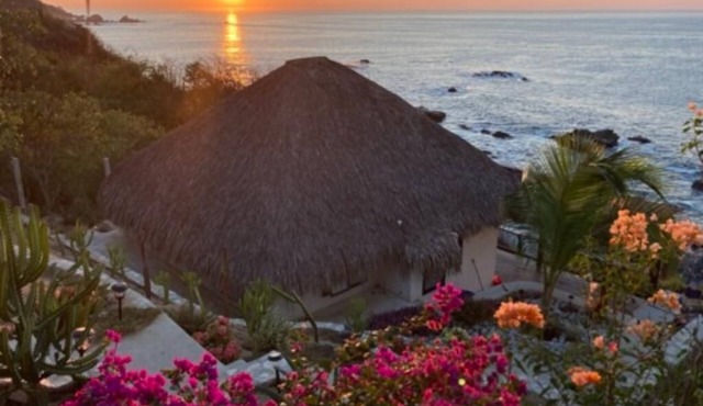 A quiet place away from society.W/virgin beaches just a few steps away from you in Tahueca