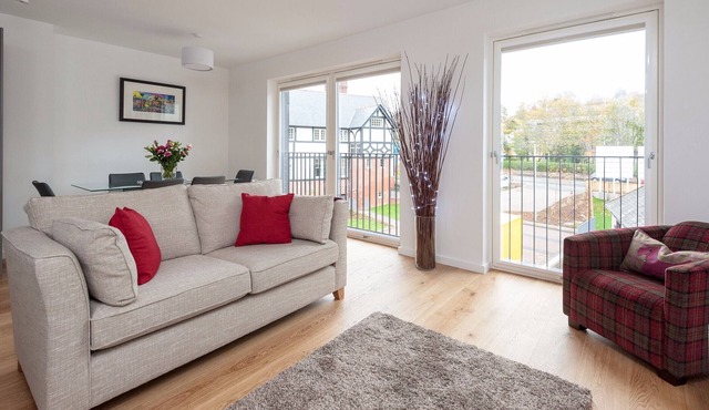 |A spacious open-plan 3-bedroom apartment with free parking space. Sleeps 5. in Edinburgh