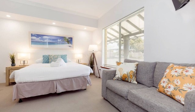 A2 - Spacious Apartment w/Wi-Fi + Kitchenette in Connolly