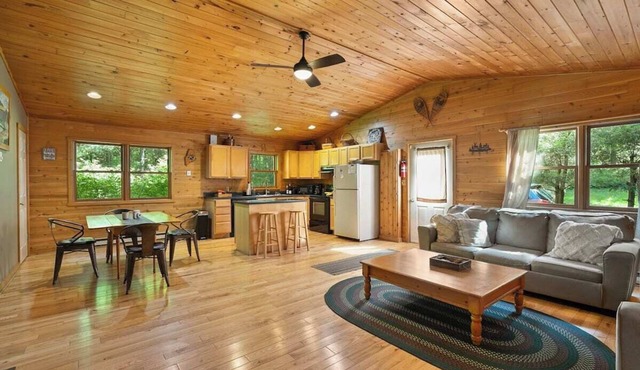 Access Lake from Cozy Seclusion- 3 Acres, Private Trail, Canoe - Sleeps 6-8 in Swanton