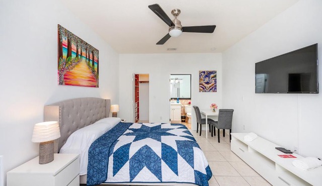 Adorable 1 bedroom studio with private entrance. in Tamiami