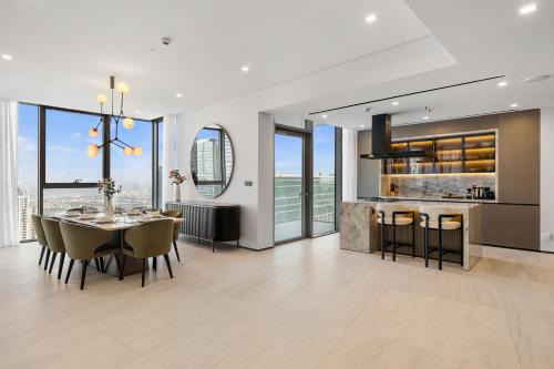 Allsopp & Allsopp - 4-Bedroom Penthouse with Panoramic Views in LIV Marina, Dubai Marina