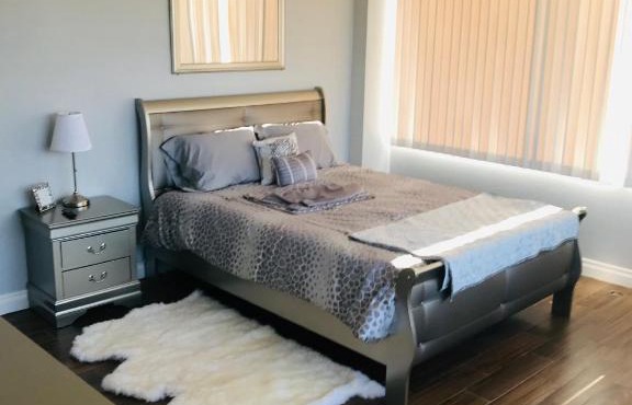 Amazing Master Suite in Shared 2/B Condo behind Convention Center in Las Vegas