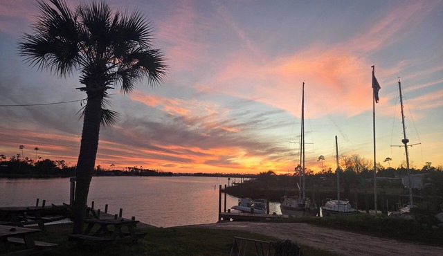 Amazing recreational vehicle with AC at Cook Bayou Marina in Panama City. in Panama City