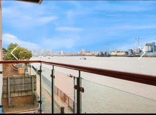 Amazing River view 2 bedroom apartment, sleeps 6, balcony and parking in London