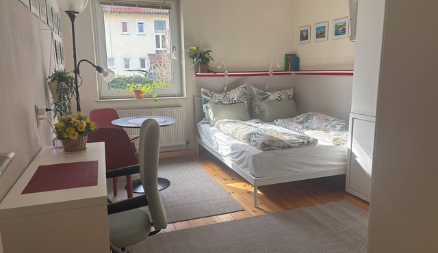 Apartment on U-2, 35' to the Riem trade fair center, without changing trains. MOC: U 30', Car 15' in München