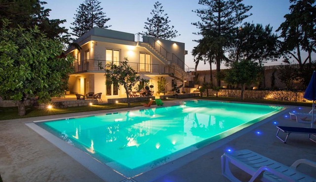 Apartment with heated saltwater pool, private garden, air conditioning, WiFi in Donnalucata