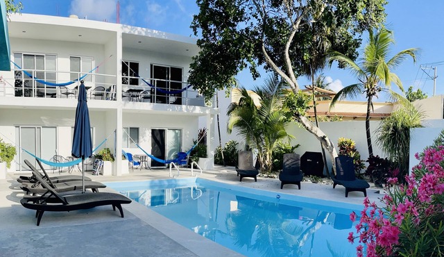 AQUA GUESTHOUSE 3~ STEPS FROM THE BEACH ~ POOL ~ A+ INTERNET