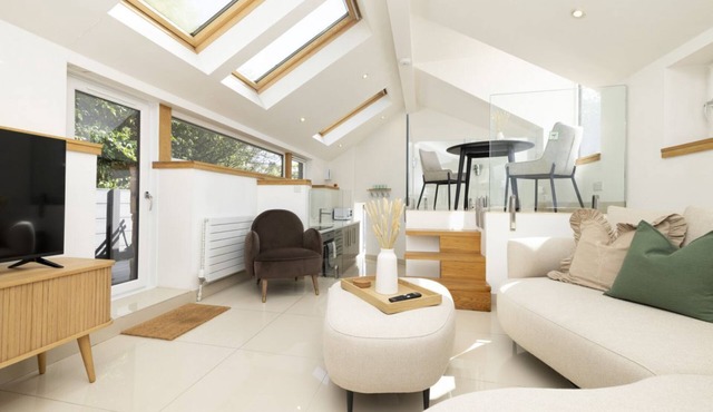 Argyl | The Foundry: Bright One Bedroom House w/Balcony in Edinburgh
