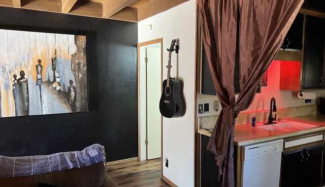 ArrowBear Small Cozy Cabin with Autel Home Level 2 EV Charger. in Arrowbear Lake