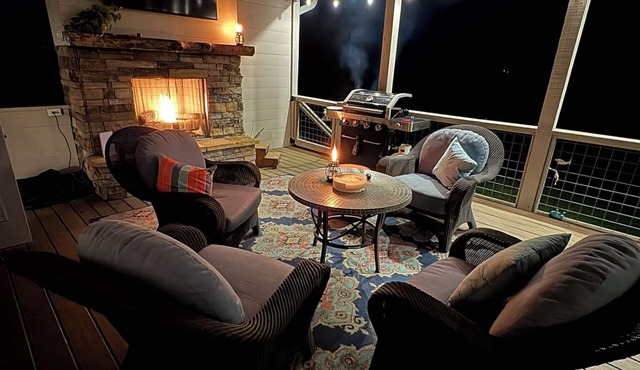 Asheville Farmhouse Rental - Hot Tub - Mountain Views - Near Biltmore- 40 Acres