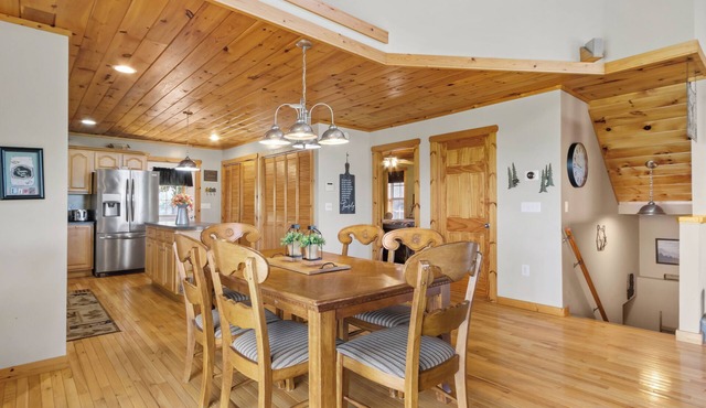 August Special ~ Mtn Views, Hot Tub+Fire Pit, WiFi, Fireplace, Grill! in Spruce Pine