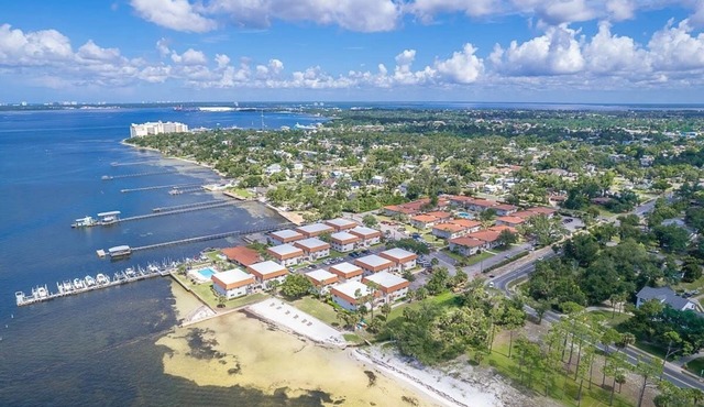 Bay Paradise: Luxury 1 Bedroom Condo with Stunning Sunsets & Resort Amenities!