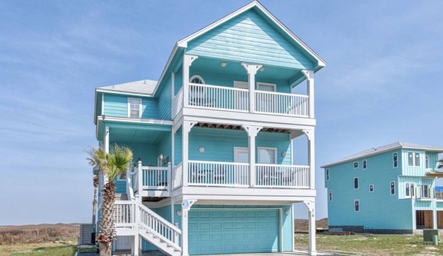 Beach 2 minutes , ocean views, community pool, hot tub & game room