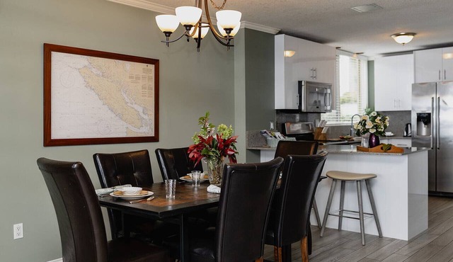 Beach Bliss oceanfront king suite! Stunning view, patio, dock, pool & hot tub!