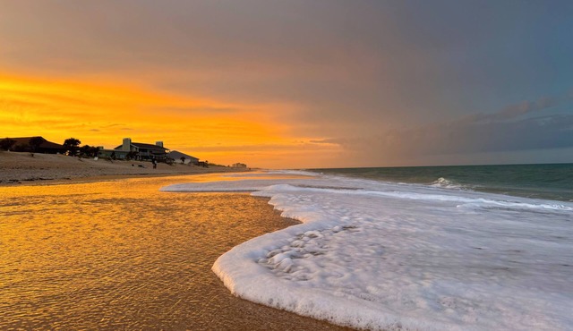 Beach Escape wth Hot Tub - Walk to Ocean - Dog Friendly in Palm Coast