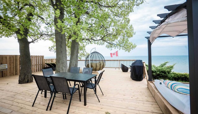 Beach Front Family Cottage Ping Pong & Karaoke! in Fort Erie