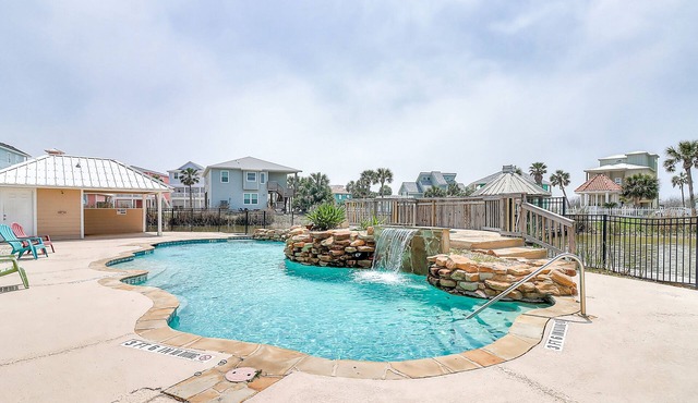 Beach house with full kitchen, W/D & access to community pool