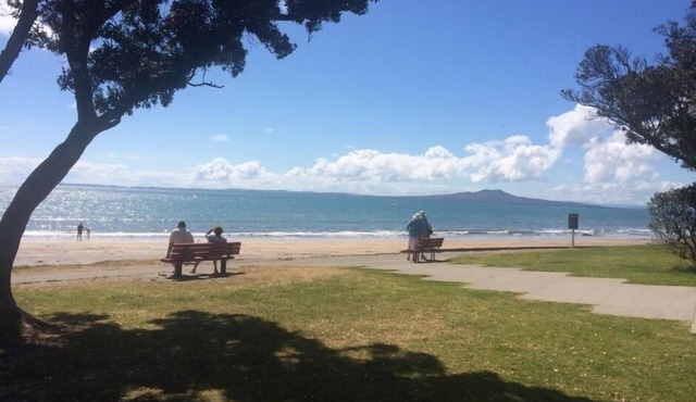 Beach Lodge - Walk to beach and Shops