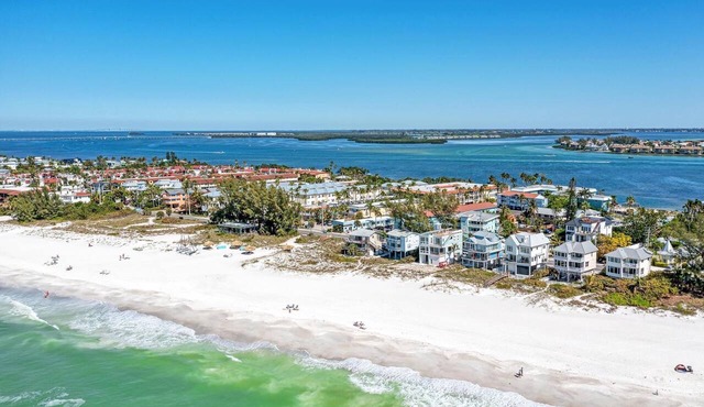 Beach Palms 5B-Beach 1 Minute Walk-Heated Pool-Free Wi-Fi-Boat Dock in Bradenton Beach