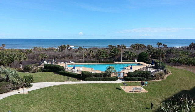 Beachfront Condo- Panoramic Ocean View from Wraparound Balcony, POOLS Pickleball in Palm Coast