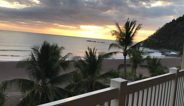 Beachfront Oasis~ Huge Terrace ~ Amazing Sunsets~ Resort Pool~ Grill~ Beach gear in Jacó