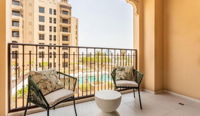 Beachside Calm 1BR - Pool, Gym & Stylish Retreat in Prime Dubai Spot