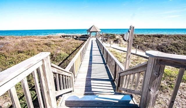Beautiful 3BR Condo in OBX, NC, Beach, Pools, Hot Tub, Family Resort Aug. 9-15 in duck