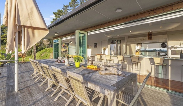 Beautiful countryside view w/huge deck - 5 min from shopping mall! in Dairy Flat