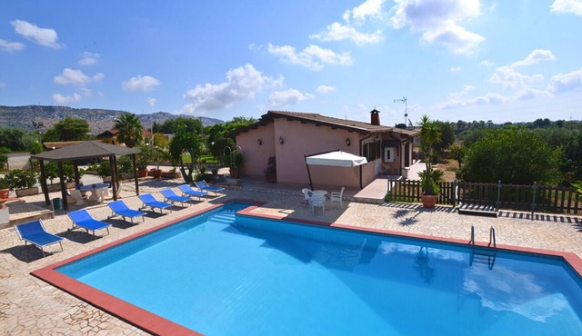 Beautiful detached and family friendly villa with private pool. in Solarino
