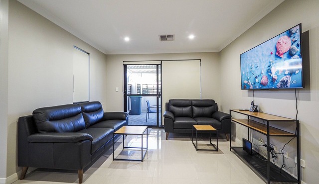 Beautiful Family Home Near Shops. in Westminster
