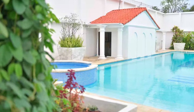 Beautiful large palace with huge private pool less than 10min from the airport in Heredia