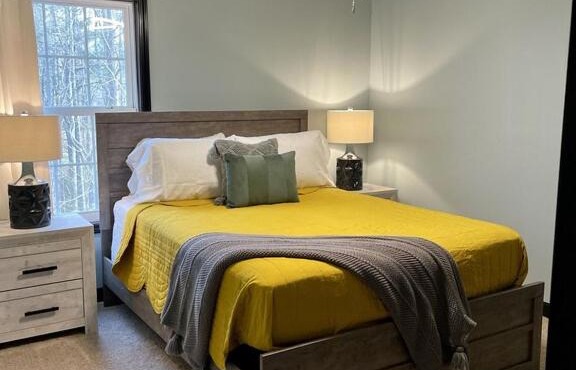 Beautiful Modern Mountain Home! Great location! Sleeps 10 in Fairview