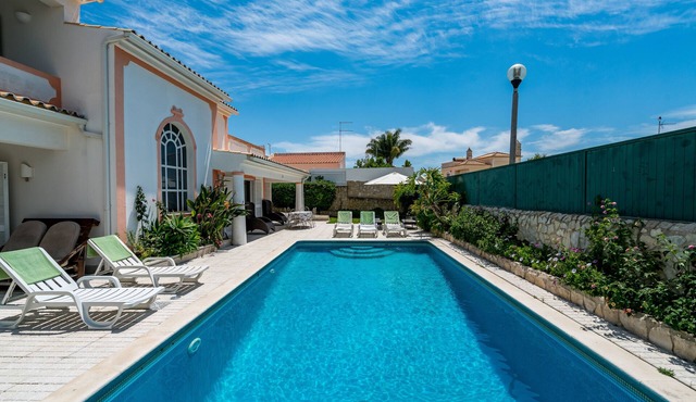 Beautiful villa with garden and swimming pool nearby the STRIP and beach in Albufeira