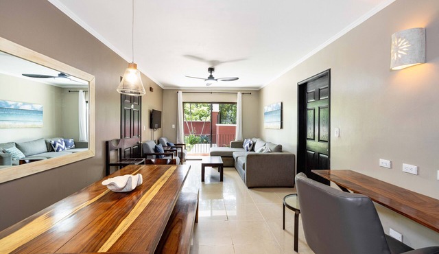 Beautifully Renovated Secured 2br/2bth Condo - 1 Block From Beach & Downtown