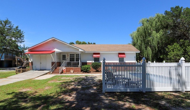 Bertha's Cottage: Rec Room l Fenced Yard l Pet Friendly