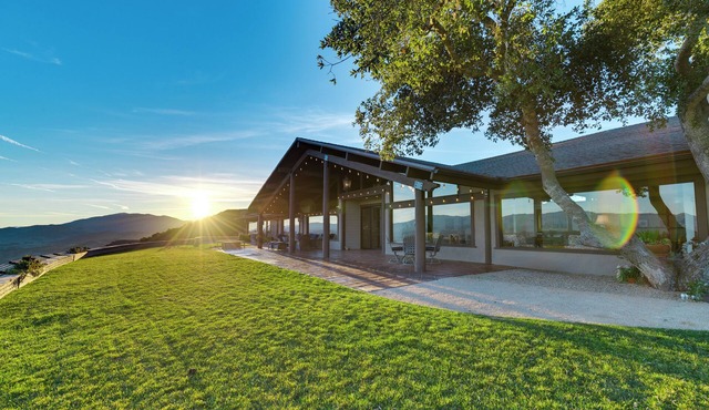 Best views of the Santa Ynez Valley! 4 Bedrooms, infinity edge pool and sauna in Buellton