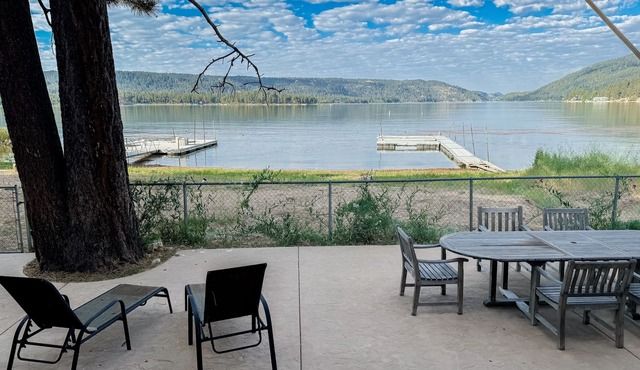 Big Bear Lake Front 4 Bedroom sleeps 8 Boat Dock Jacuzzi 10 minutes to Ski Slope in Fawnskin