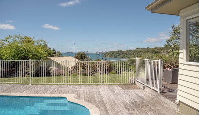 Birdsong Beach House in Tāwharanui Peninsula