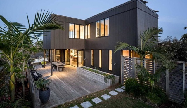 Birkenhead Point Beauty - quiet family home with amazing views. in Auckland