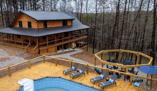 Blackburn Chalet! Pickelball Ct~Pool~Hot Tub~Sauna~Cold Plunge~Pet Friendly! in Logan