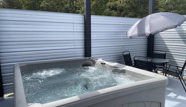 Blue Ridge Mountain Cottage – Hot Tub & Mountain Views Near Asheville in Union Mills
