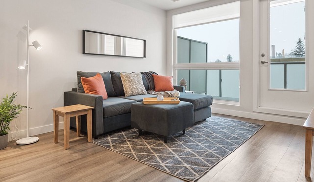 Brand New Upscale King Bed/Workspace/Free Parking in Calgary